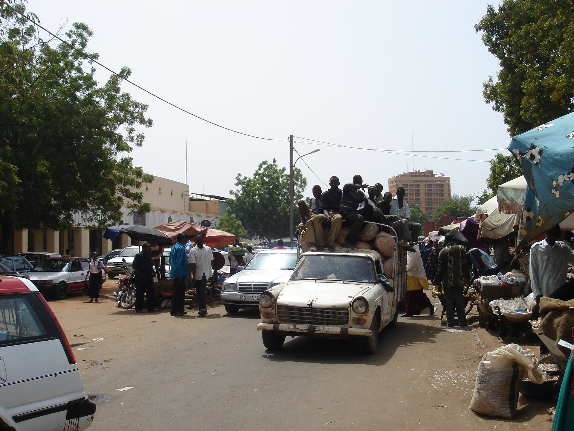 Rue de Niamey avec voitures et véhicule chargé de marchandises